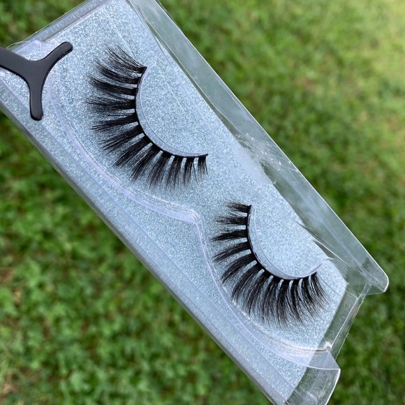 Lashes - Picture 7 of 10